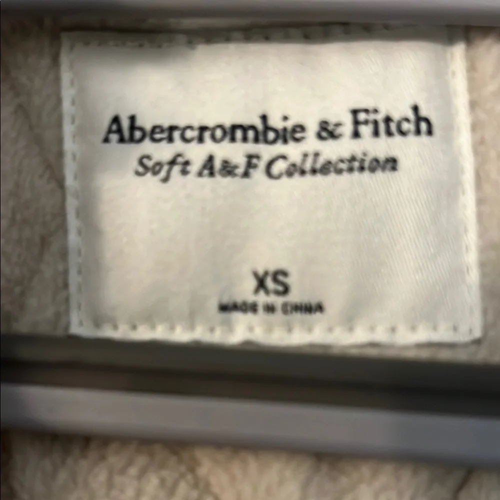 Abercrombie & Fitch Cream Quilted Vest with Faux Fur Lining - Picture 2 of 2